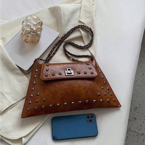 Studded flap chain shoulder bag - Picture 10 of 11